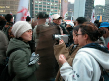 <‘역사를 담으리라’ 취재중인 상명대 학생들> 